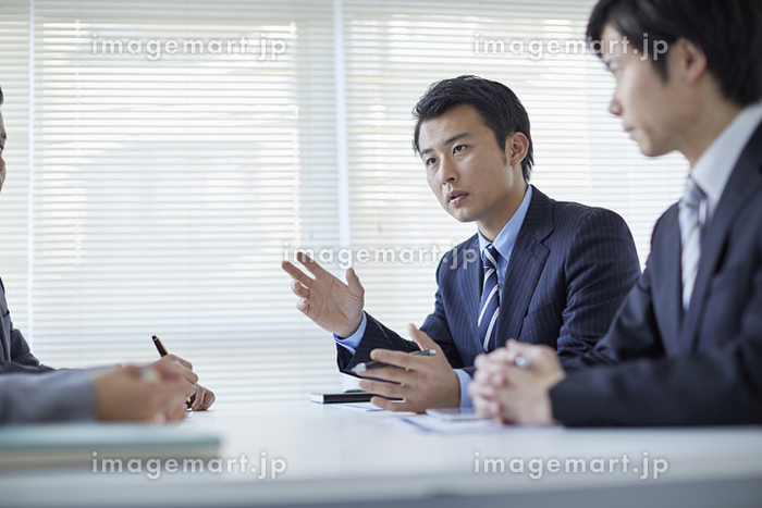 スーツを着た50代ビジネスマンの写真素材FYI08003267ストックフォトの Qlean Market キュリンマーケット