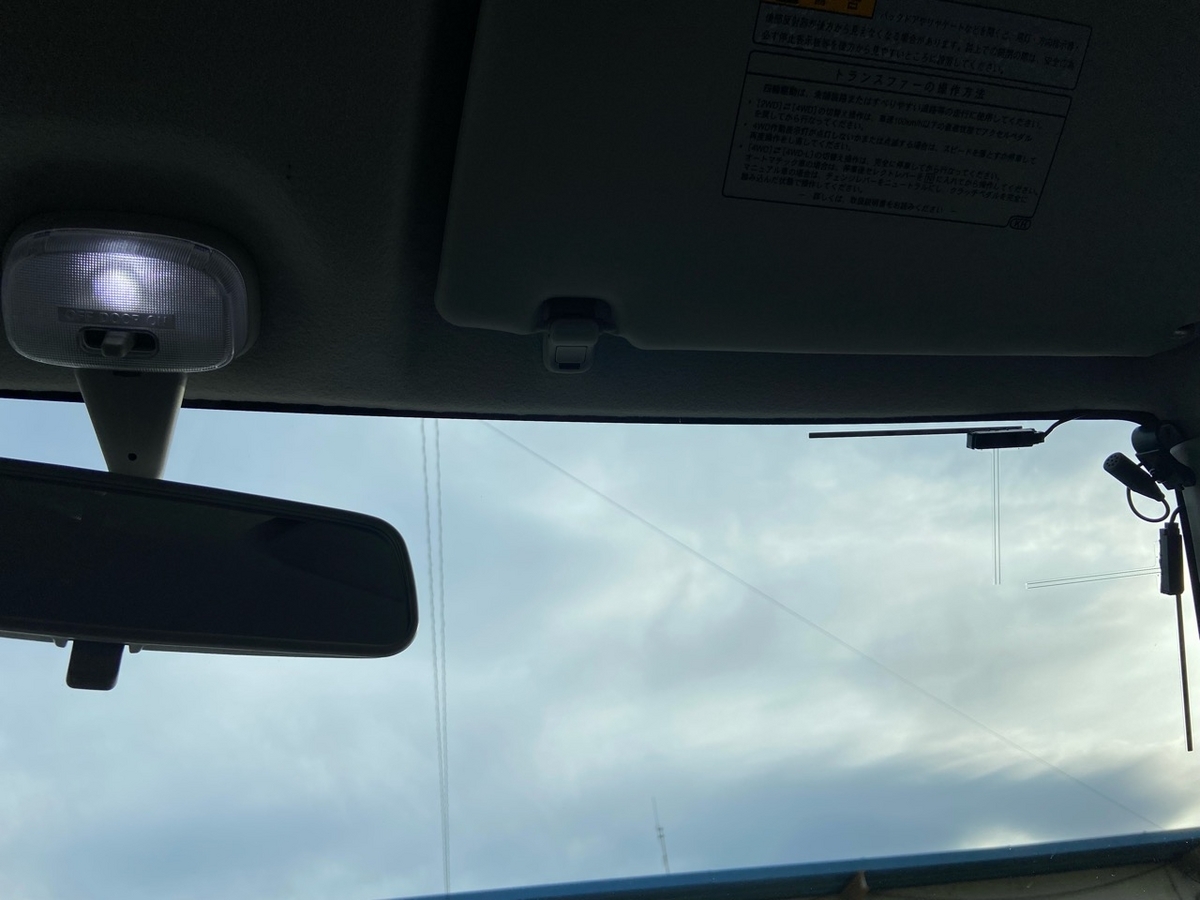 こんにちは！ 静岡スバル自動車です🚗💨 令和5年7月3日より車検ステッカーの貼り付け位置が変更となりました💫『前方かつ運転者席から見やすい位置』となりますので、フロントガラスの右上 運転席側 に貼り付けとなります☺︎‼︎※こちらは7月3日からの変更となります