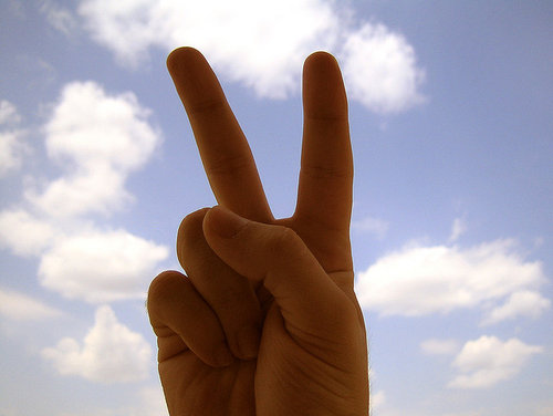 スペインの紋章のA Corunデザインには現代的なフォントで大胆なタイポグラフィーを備えた幾何学的なスタイルのベクトルイラストが特徴ですグラフィックなスローガンの文字Premiumベクトル素材