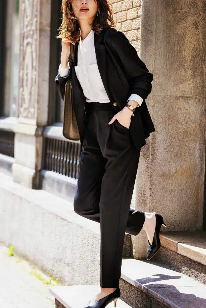 30代女性のオフィスカジュアル完全ガイド 季節別コーデ20選CLASSY. クラッシィ