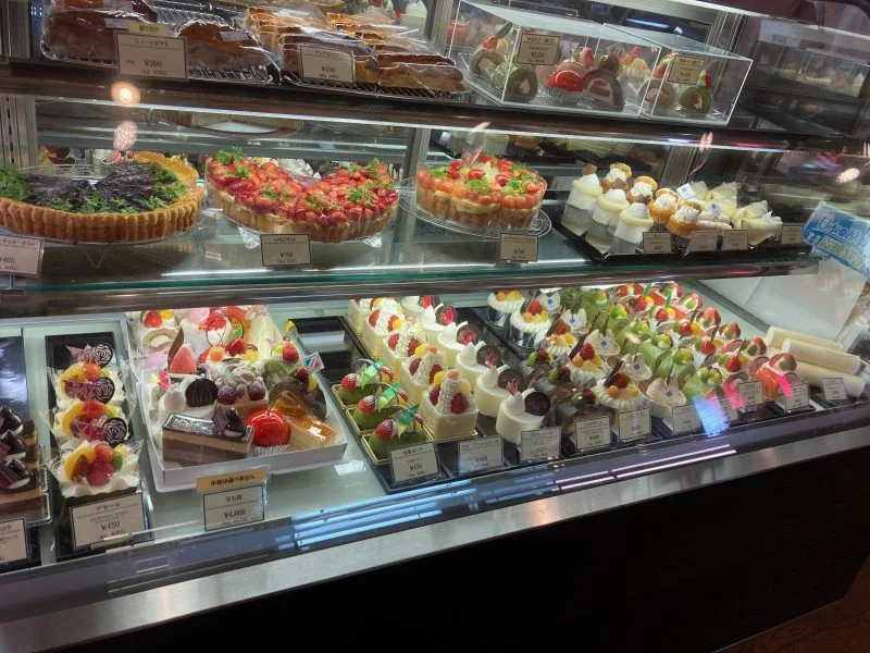 ✲2024~クリスマスケーキ~✲ 今週よりクリスマスケーキの予約を開始しています✨限定数が決まっているものもございますのでお早めのご予約をお待ちしております!!毎年デザインを変更してしまうと、「今年はこれにして来年はこれを注文しよう！」と思われる方等も