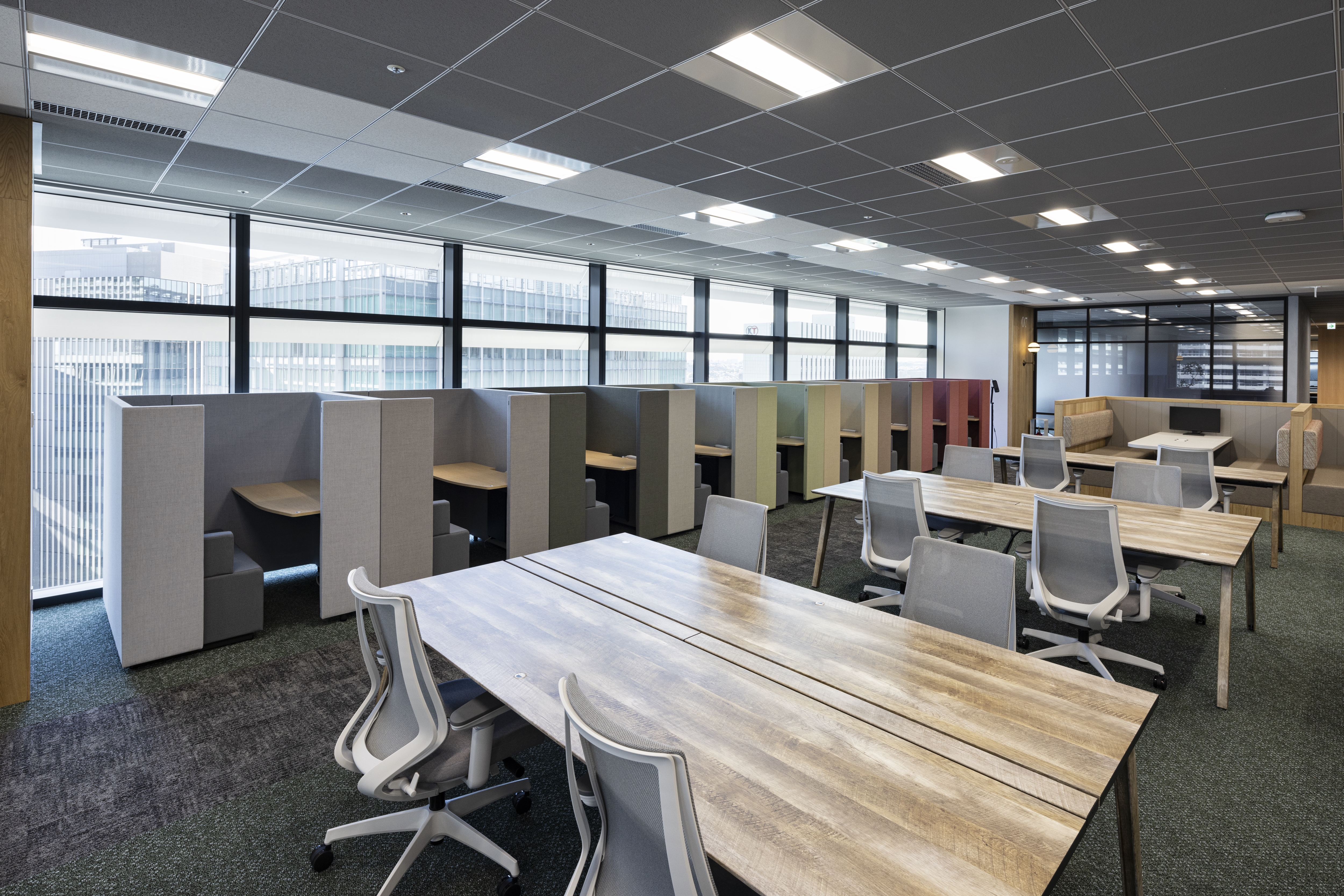 オフィスデザインで小規模オフィスの機能を最大化した事例2〜5人のためのレイアウトを解説横松建築設計事務所 -YA+A商業施設・店舗・園舎・福祉施設等の建築設計事務所