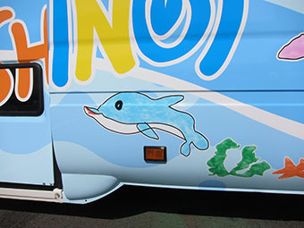 幼稚園の送迎バスをラッピングした事例をご紹介します。 幼稚園バスは「幼児バスマーク」を貼ることが義務化されています。 弊社ではラッピングに関する法律等もフォローしたうえでデザインを作成しています。法人向けのカーラッピングをお考えならぜひ一度ご相談