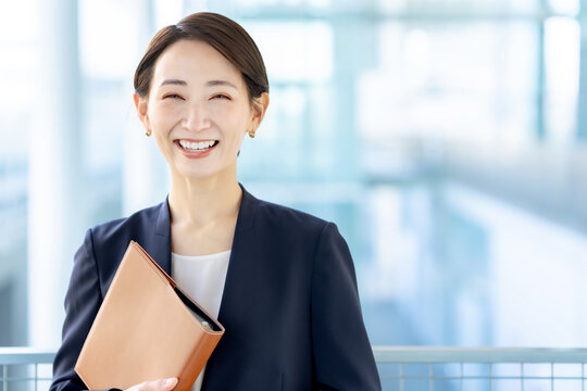 フリー写真携帯電話で話している外国のビジネスウーマンでアハ体験GAHAG著作権フリー写真・イラスト素材集 - GAHAG著作権 フリー写真・イラスト素材集