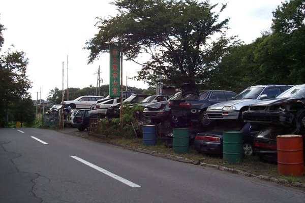 関東地方、某石灰鉱山 その4 廃車置場そうだ樹海、行こう