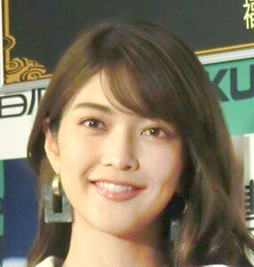 一級建築士」合格の田中道子、ロングコート肩掛けオフショを披露「美しすぎます」など反響 - スポーツ報知