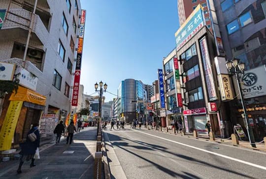 狙いは新宿の“立ちんぼ”、現金を払う約束をして刃物を突きつけわいせつ行為、逮捕された生真面目理容師の裏の顔 | 週刊女性PRIME