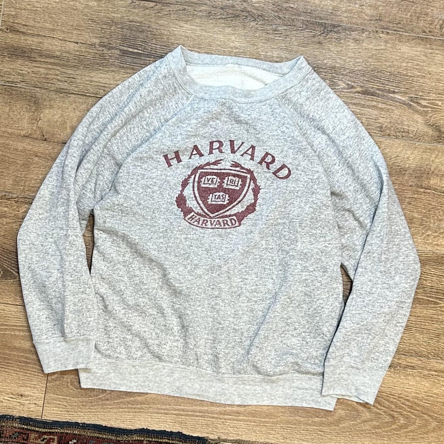 マサチューセッツ州のハーバード大学の封印は、ハーバード大学の現在のモットーであるVERITAS、ヴィンテージ線画または彫刻イラストを持つ3冊の本で飾られた盾ですのイラスト素材・ベクターImage 132993164