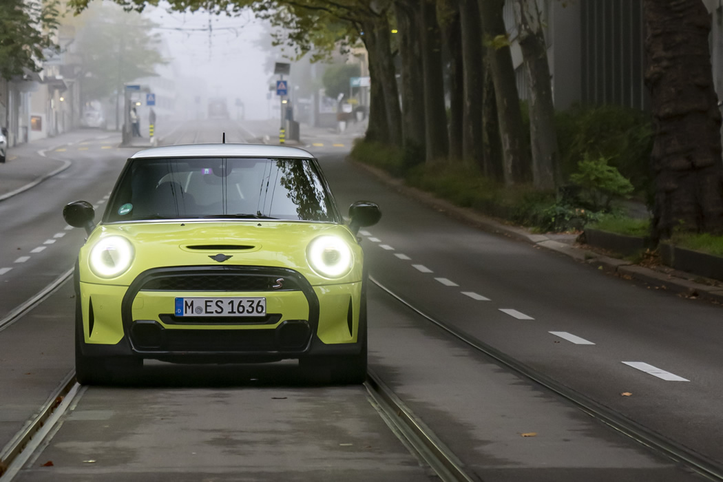 ミニ ミニクーパーＤ ５ドア 法人ワンオーナー クラッシックトリム ディーラー車 ドライビングアシストパッケージ純正ディスプレイ Bluetooth USB Apple CarPlayゼスティ―イエロー外車・輸入車の買取、販売リンテック-LINTEC