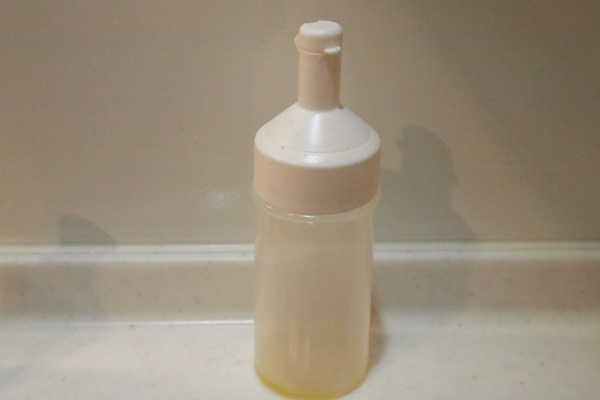 セリアのドレッシングボトルは冷蔵庫の調味料保存に便利 : 窪田千紘フォトスタイリングWebマガジン「Klastyling」暮らす＋スタイリング