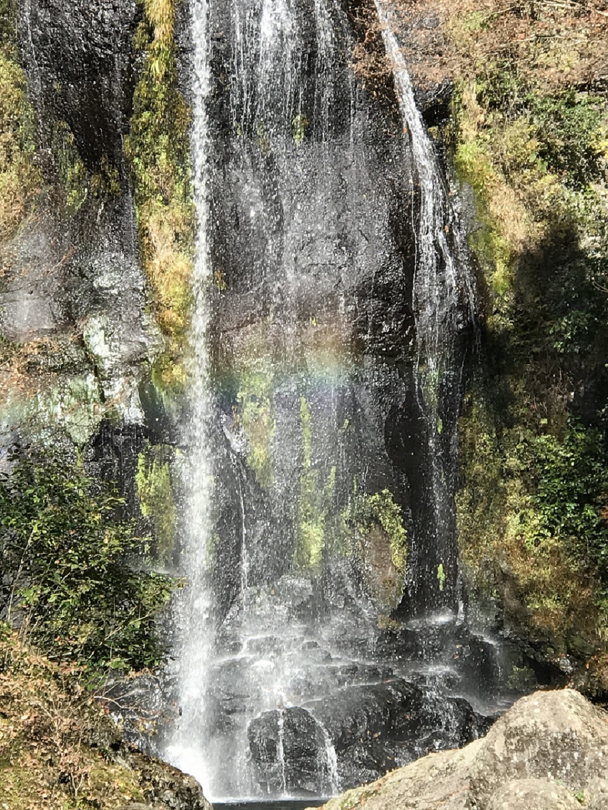 天気がいい秋ならば 紅葉＋滝＋虹＝遊水峡 熊本県