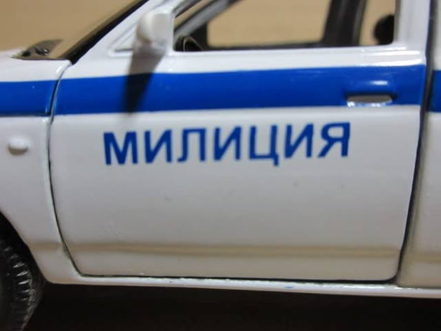 パトカーふっ飛ばして逃げるロシアの車ギズモード・ジャパン