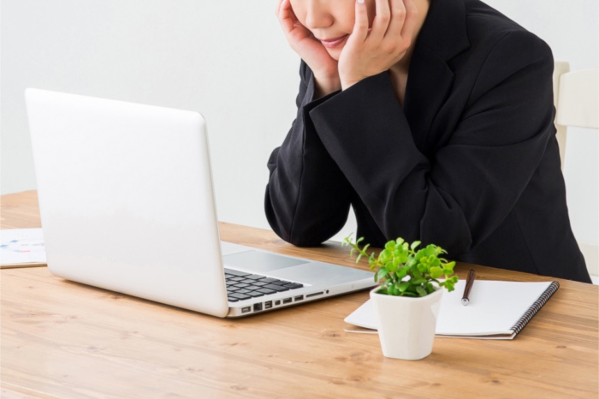 在宅ワーク中に居眠りをして子供の夢を見る女性のイラスト素材75328141- PIXTA