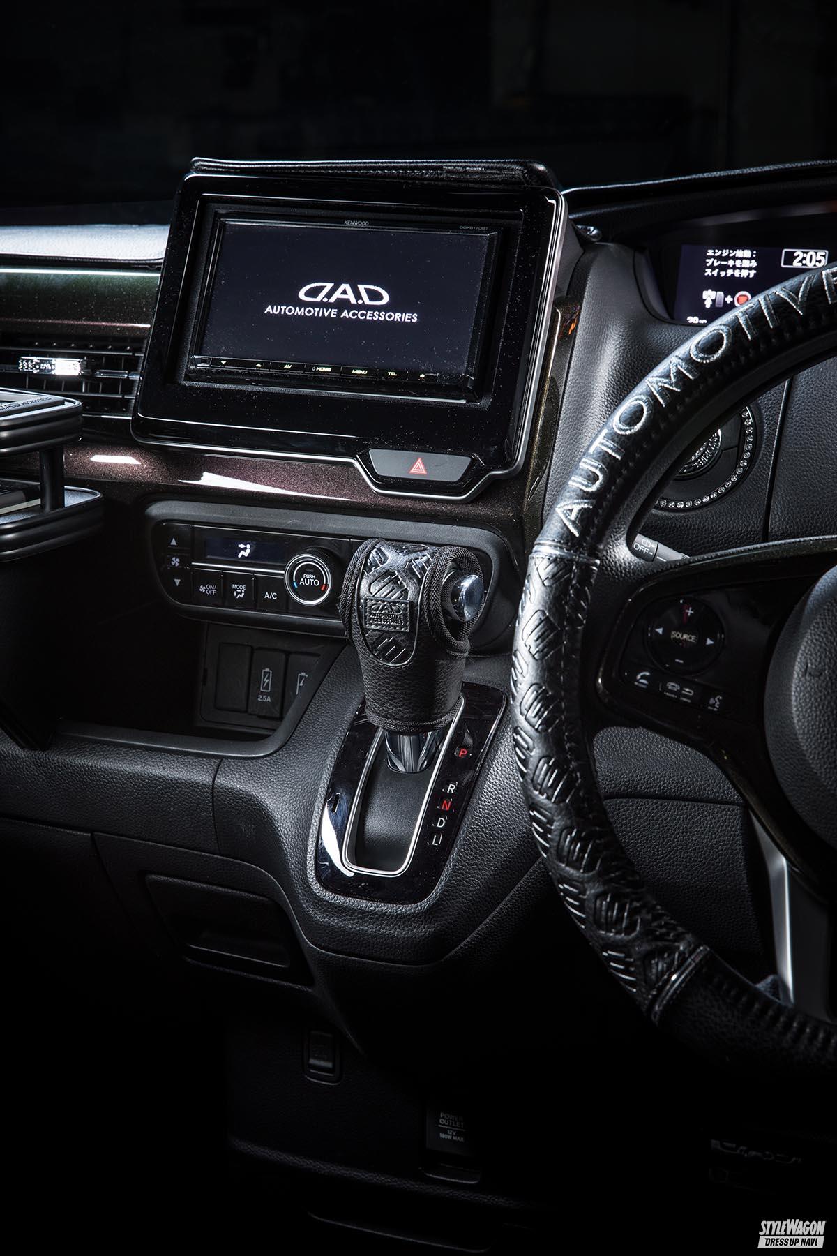 レザーシフトノブカバーで、ATシフトレバーの見た目＆質感が劇的に変わるんです！Motor-Fan モーターファン自動車関連記事を中心に配信するメディアプラットフォーム