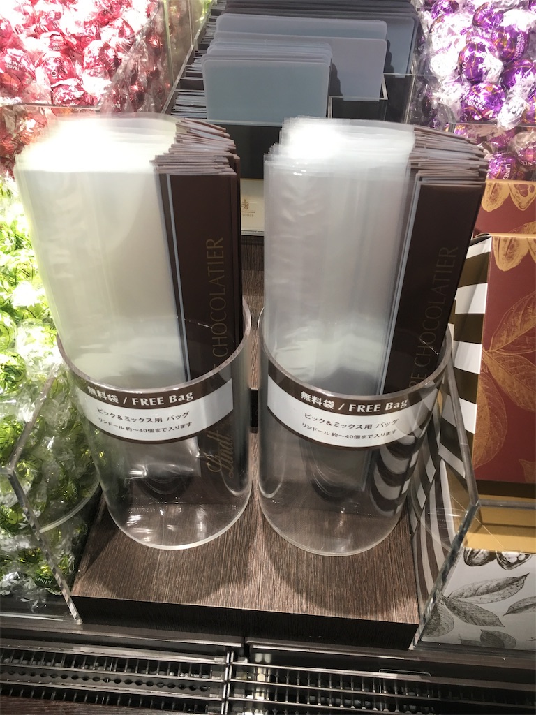 リンツリンドール家庭用パッケージは沢山入ってコスパ◎！, もらったら嬉しい！, リンツチョコレートで小分けプレゼントはいかがですか？,バレンタインデーにもオススメです♪,バレンタインデーチョコリンツリンドールバレンタインラッピングプレゼントラッピング