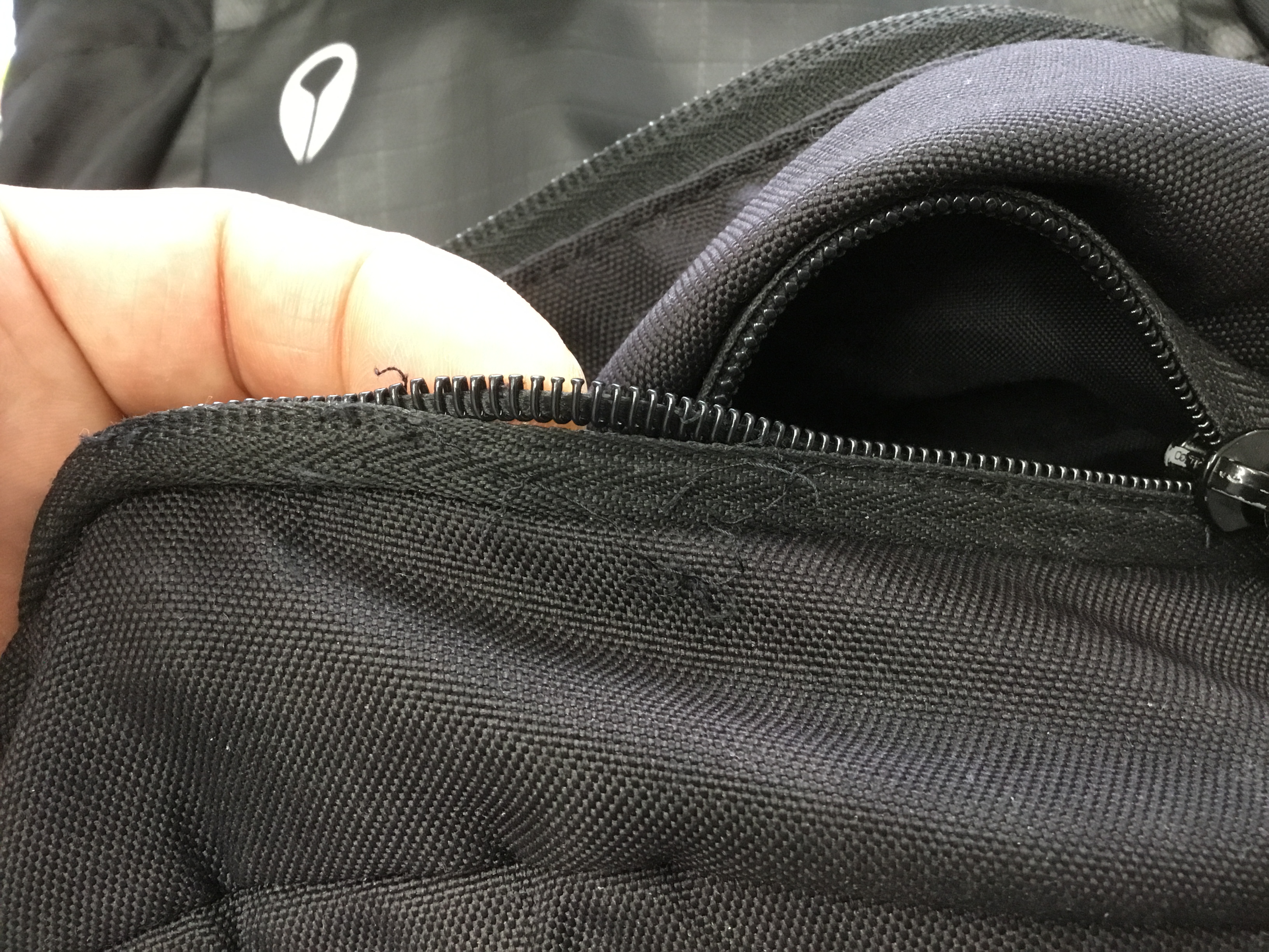 THE NORTH FACE ザ・ノース・フェイス バックパックのファスナースライダー外れを修理大阪、兵庫でゴルフのキャディバッグやスーツケースなどの修理ボンドリペア