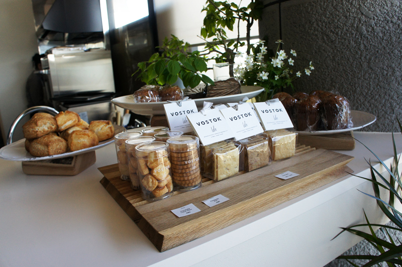 根室の新しい菓子工房VOSTOK labo ｳﾞｫｽﾄｰｸ ﾗﾎﾞのチーズに合うクラッカー入荷しました♪根室発信ですでに東京のチーズ店で人気となっています。地元のチーズと一緒にいかがですか ´ω｀ ？限定４種６個と数に限りがあります、お早めにお買い求め下さい ^-^