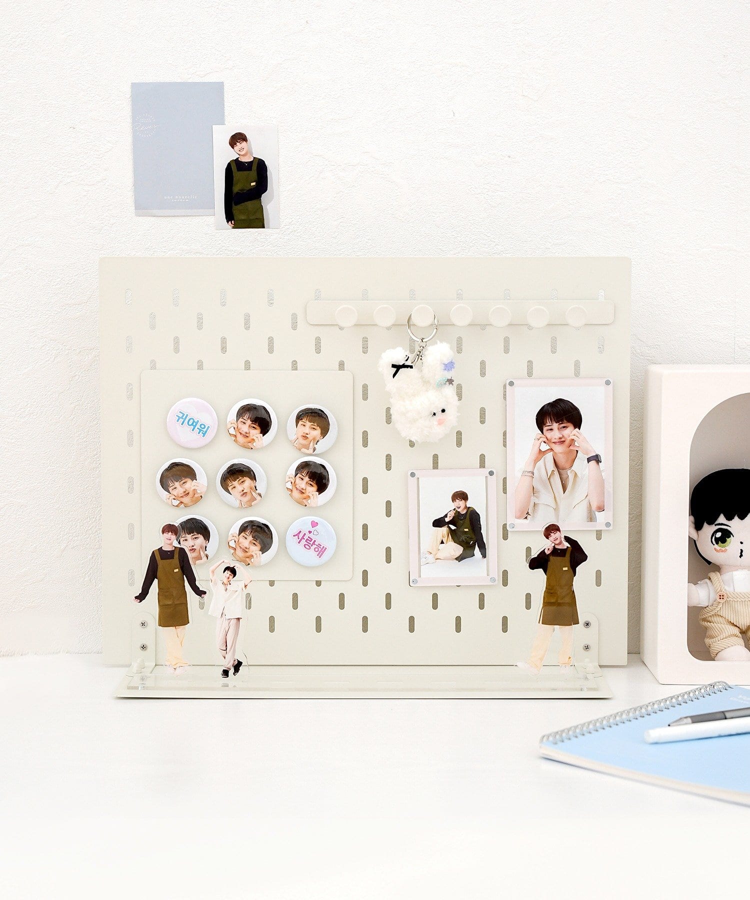 フルーツ缶をディスプレイしてみました🍒🍑🍍 @nunus_house ミニチュア教室の課題「缶詰を作る」の応用でフルーツ缶を色々作ってみました。撮影は田中智先生にしていただきました📸 色々なフルーツ缶が並ぶとカラフルで華やか✨ パインと白桃の缶詰はよく食べます