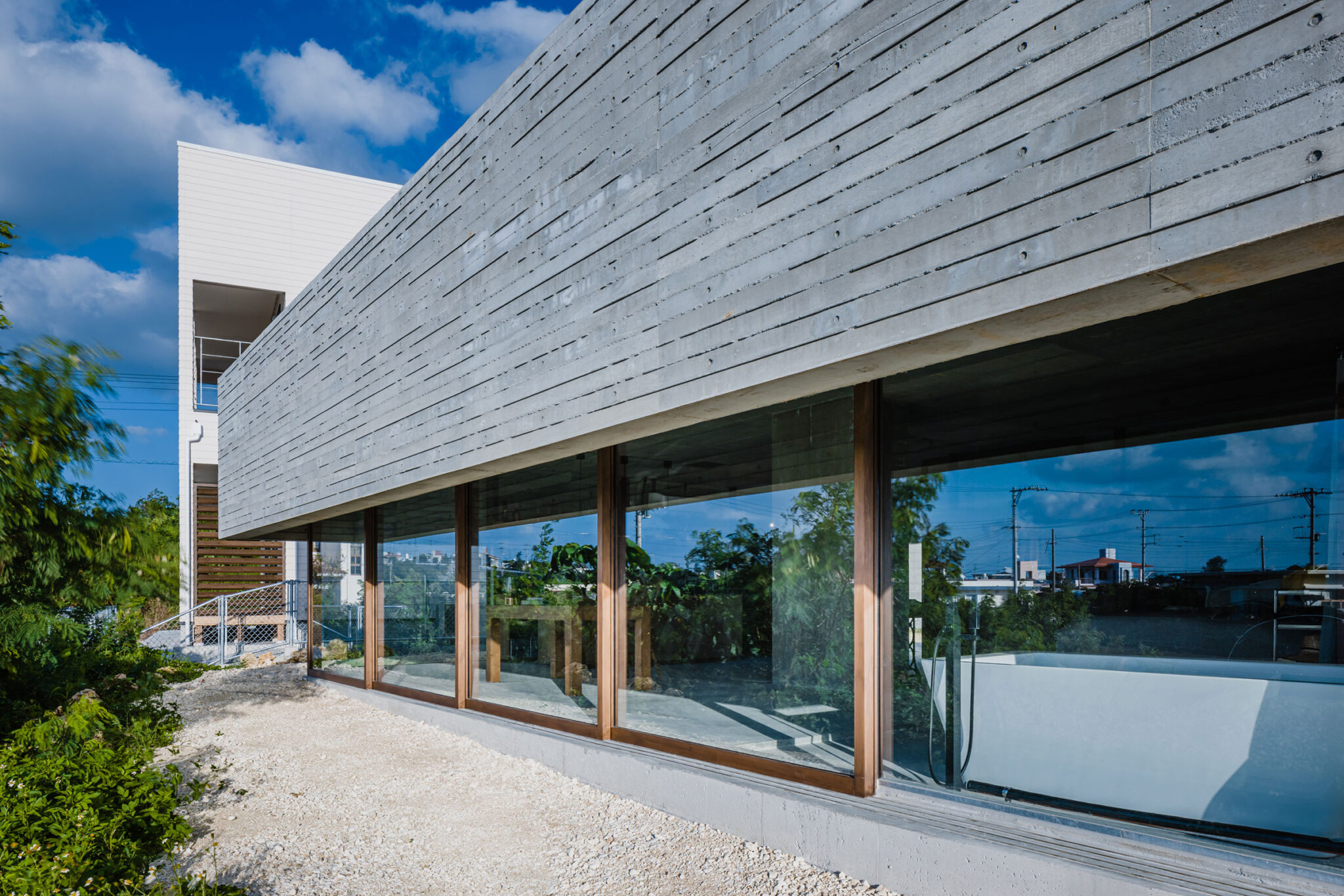 IGArchitects一級建築士事務所 五十嵐理人 小さな敷地で都心に住まう可能性を提示した住宅。コンクリートのフレーム 躯体 に居場所を設えて家にした「家の躯体」SumaiRing すまいりんぐ