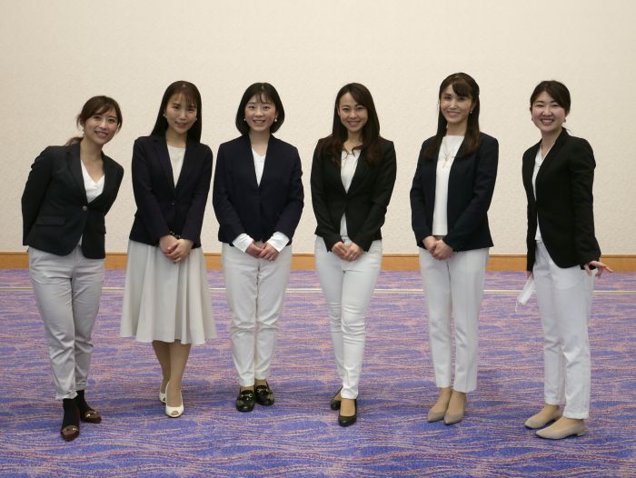 asahi.com 朝日新聞社 ：司会の政井マヤ・アナウンサー 左 の質問に答える武井咲 - 武井咲がスーツ姿のイメージキャラクターに 4 28-フォトギャラリー - エンタメ