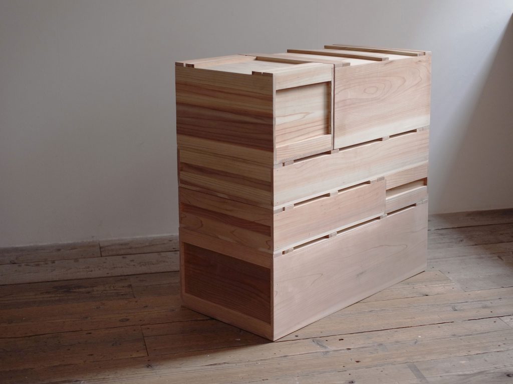 Amazon.co.jp: 強度・耐久性！！大工道具箱 スライド蓋付きアンティーク風 Ｍサイズ 木製木箱・工具箱 : DIY・工具・ガーデン