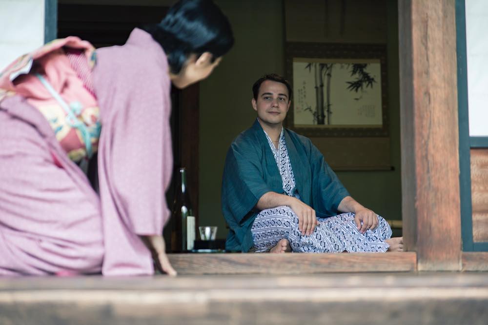 アテンド」とは何を意味する？ ビジネスでの使い方やアテンド業を解説Domani