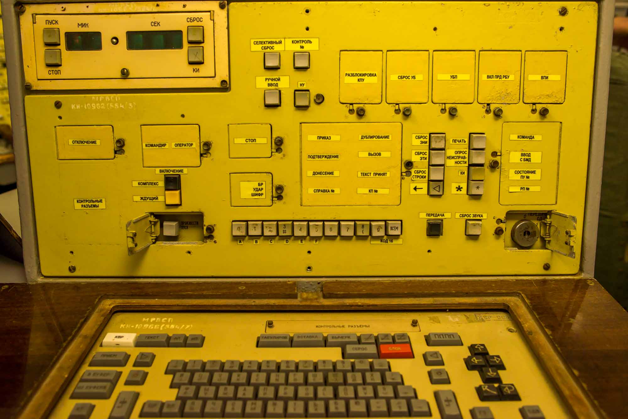 核のボタン 新たな核開発競争とトルーマンからトランプまでの大統領権力ウィリアム・ペリー 本通販Amazon