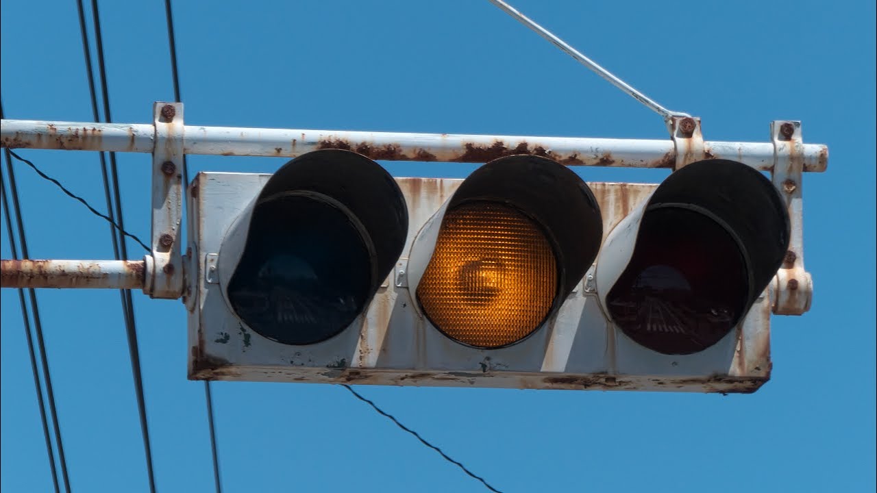 信号機古い信号機松下通信工業 石川県鹿島郡中能登町「のとべ児童館前」 古樹脂歩灯 松下銘板交差点に1基あります。何故か前面のみ茶色塗装されています。また、レンズも交換されています。おそらく転用灯器です。 昭和54年1月