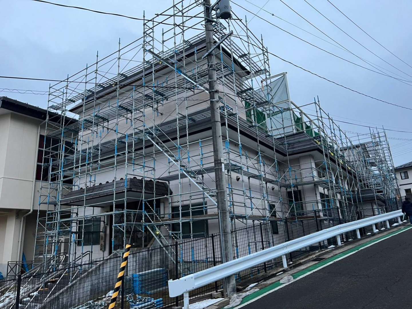 外壁塗装に不可欠な足場足場にかかる費用と時間、トラブル事例とは 公式 外壁塗装の窓口