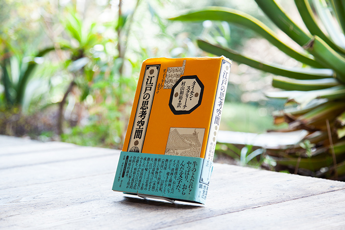 一位商務人士 女性 滑到她的辦公桌前。只有她知道這意味著什麼。-插圖素材 102979190- PIXTA圖庫