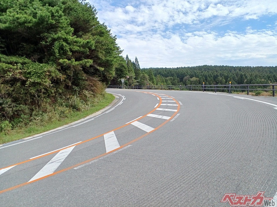 車線変更は車両通行帯が白破線だと変更可、黄色線は不可。では白実線は？ 今さら聞けない交通ルールclicccar.com