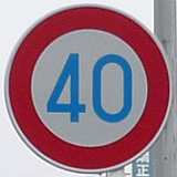 山梨県の道路標識：指定方向外進行禁止