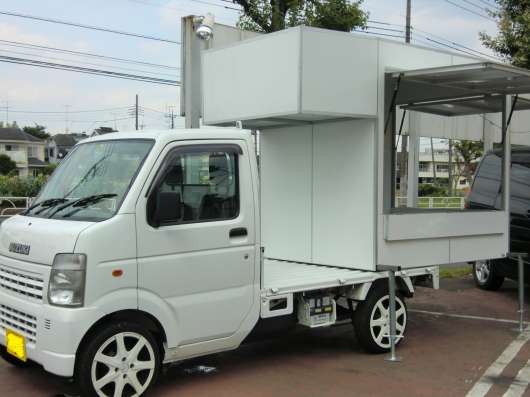 キッチンカー 作成、塗装、車検、修理 搬入車両のような2tトラックトヨエースを自衛隊