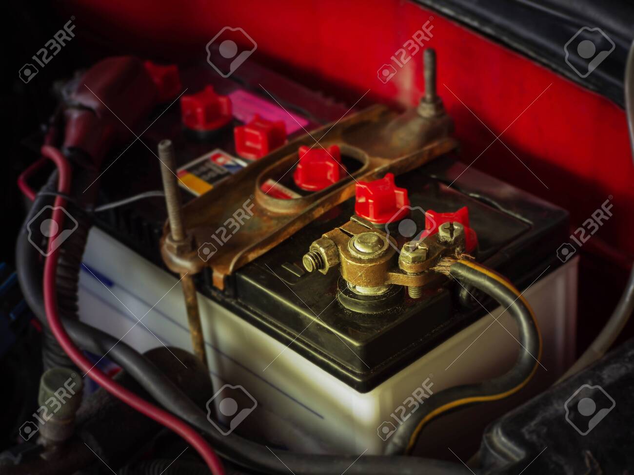 蓄電池のメンテナンスを怠るとどうなるか？ - 安⼼な電源設備をあなたのもとへ - 東亜電機⼯業グループ