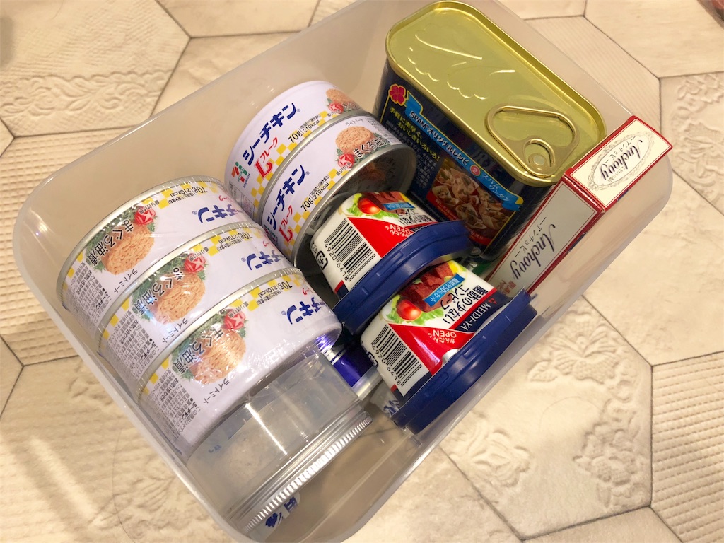 フタが立つ”から取りやすい。ダイソーの保存容器「ロックポット」はキッチンや洗濯周りの収納に便利！えんウチ