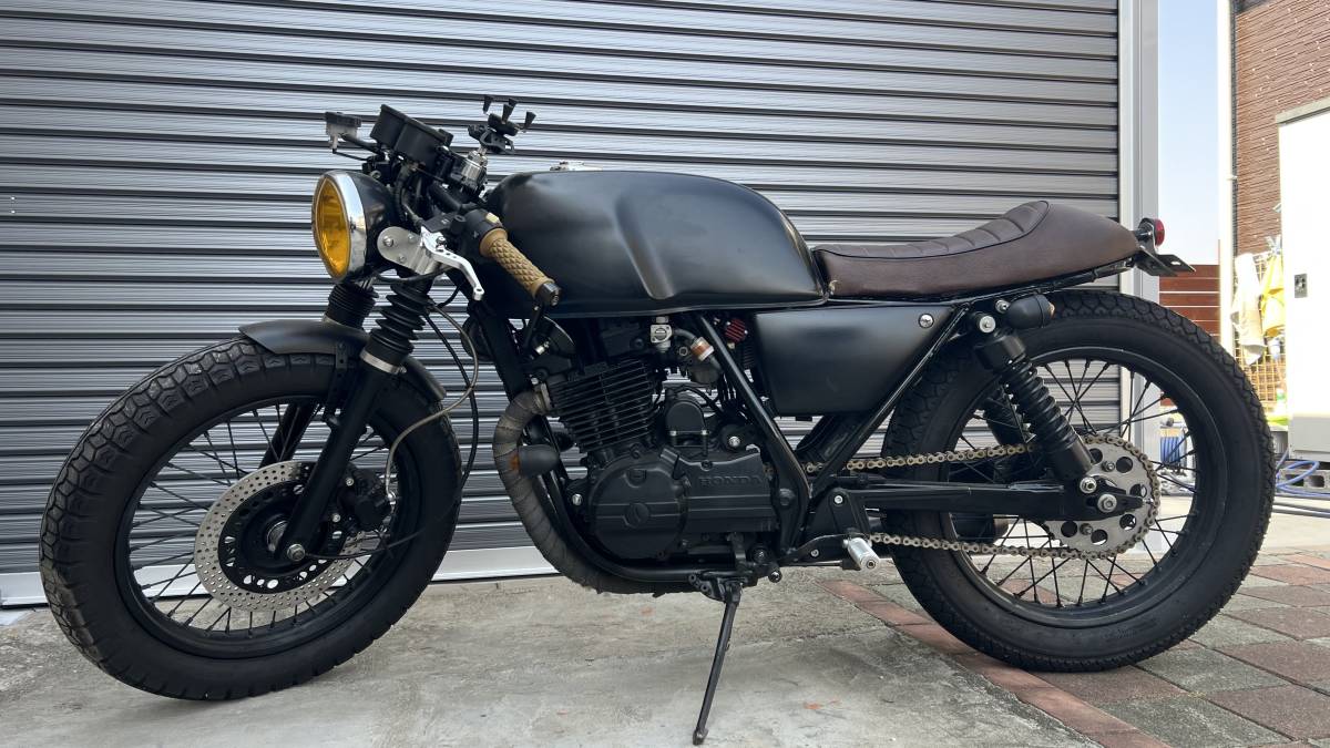ホンダGB350S「シルバーブレット」イギリス発の究極カフェレーサーカスタムに注目！ - Webikeプラス