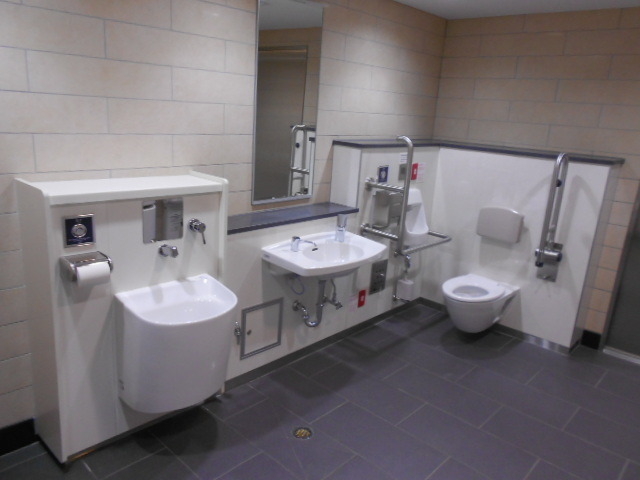 西新宿 地下道の公衆トイレ いかがわしい行為禁止です。 – 古今東西舎