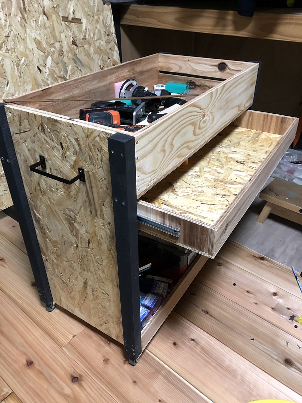 ハレの木『道具箱』 昔の大工さんは自作の道具箱に仕事道具を入れて現場に運んでいました。 長いものさしを入れるため大きな道具箱だったものを、今の暮らしにあう使いやすいサイズで再現しました。蓋をして横にスライドさせると開かない仕組みになっているため、大切