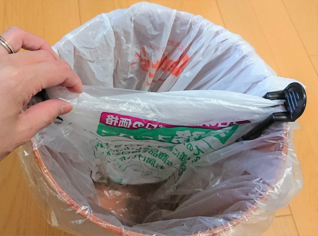 ひとつのゴミ箱でゴミが分別できる！ キャンドゥ「ゴミ袋止めクリップ」GetNavi web ゲットナビ