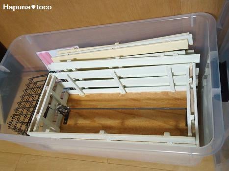 手持ち搬入ができるイベント什器、小物の大量陳列が可能な段差の低い、小型のディスプレイです。委託先にも置けそうな小型30cmサイズ「低段差ひな壇4段 30幅 4.5差」 https:waninashi.base.shop items 82719754小銭入れやキーホルダーなど布物・レザークラフト作品