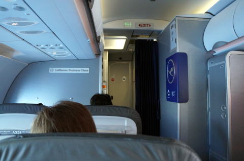 ルフトハンザ航空のビジネスクラス機内食と座席と感想について教えます