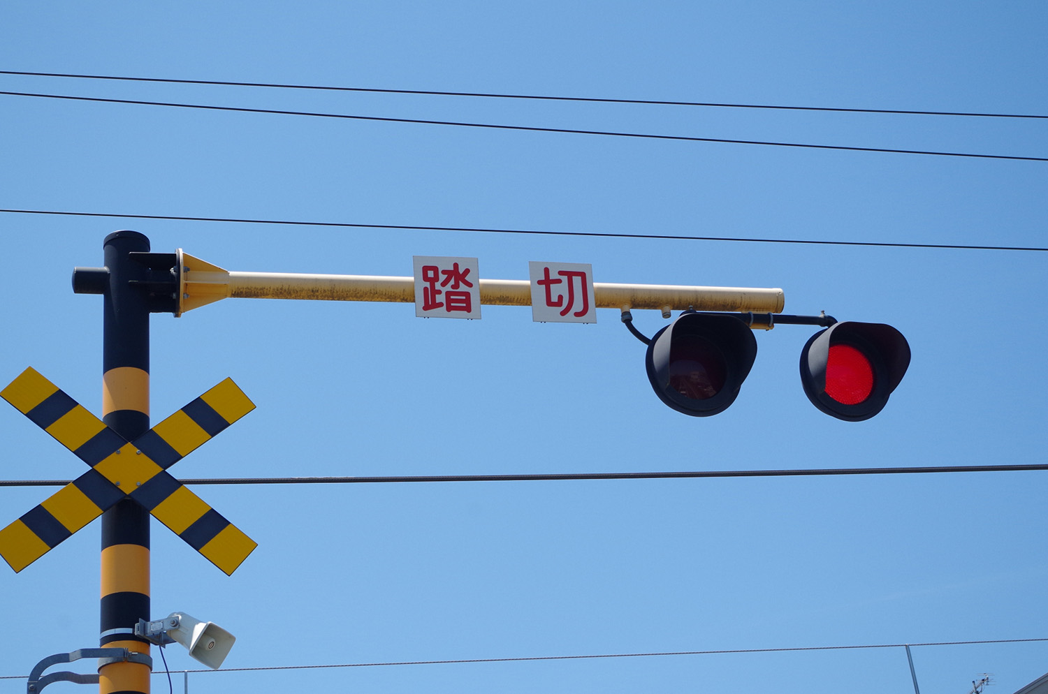 赤信号点滅の交差点に差しかかったときの正しい行動は？ネッツトヨタ愛媛株式会社