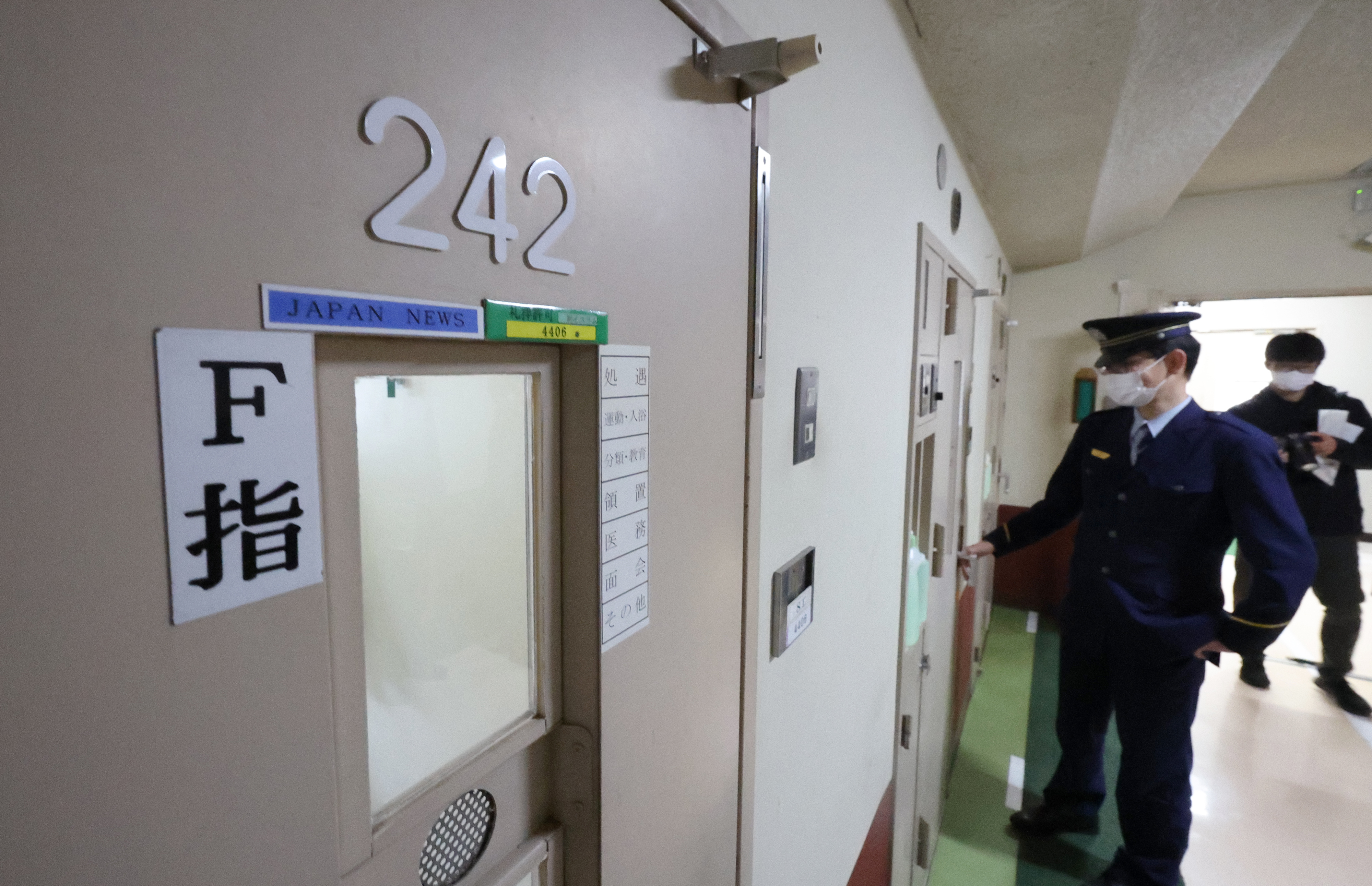 全国最大 府中刑務所の中を歩く 受刑者同士で介護訓練 進む高齢化東京都 ：朝日新聞