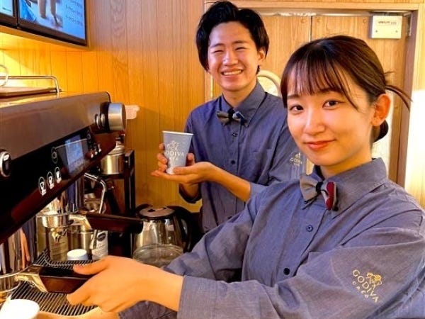 大阪エリアの地下鉄駅内にて求人広告を掲出しています！ 画像はOsaka Metro梅田駅にて掲出中のAEDタイアップ広告です✨その他なんば、本町など様々な駅にてAOSの看板あり！ぜひ探してみてくださいね♪ 求人について詳しくは「AOS 警備」で検索！まだまだ募集受付中です