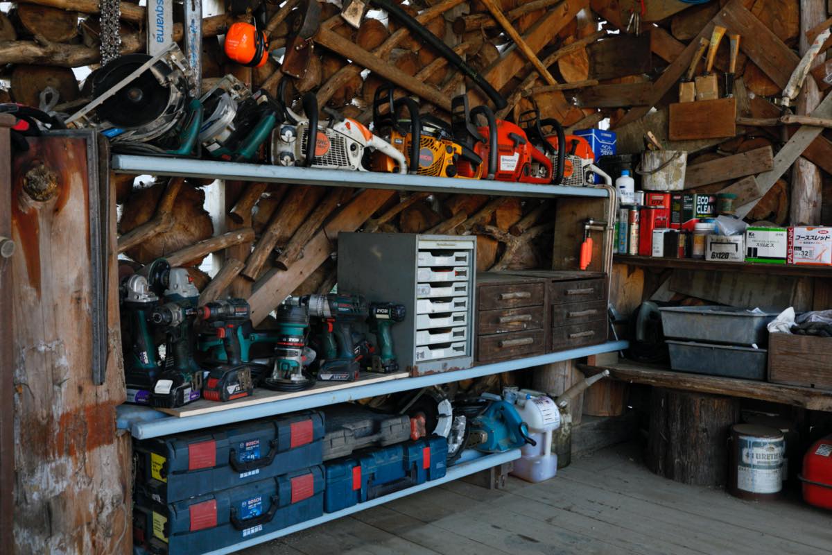 Amazonガレージ電動工具収納オーガナイザー 4層壁掛けドリルホルダー ワークショップ収納ラック&充電ステーション 高耐久金属製プレミアムガレージツールシェルフスチールラック本体 オンライン通販