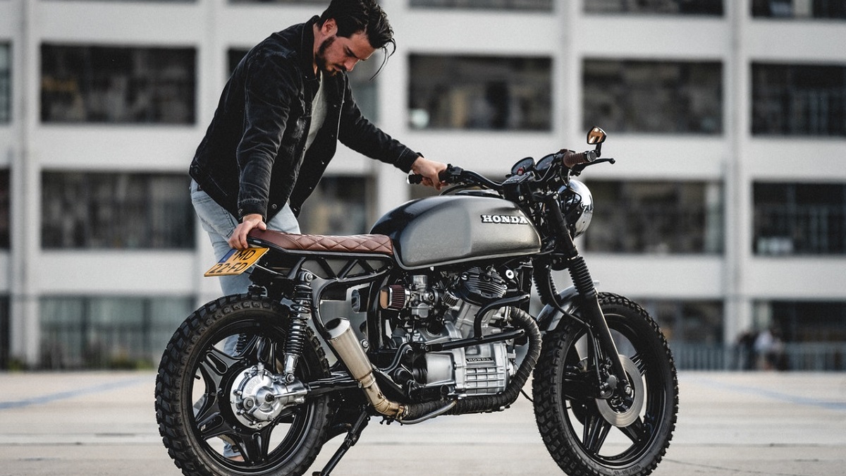 カスタム原付 オレンジ色のスクータ