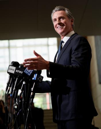 待機中」：バイデン氏が躓く中、ギャビン・ニューサムの名前が皆の口に上る : r moderatepolitics