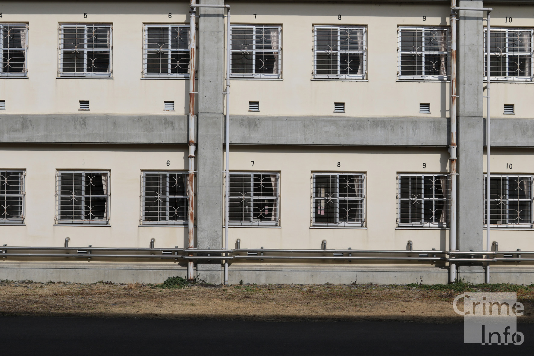 塔を持つ最大の警備の刑務所での入り口。囚人バスは隔離された刑務所の建物正面外観の設定、フェンス近く輸送します。犯罪者の刑務所、連邦刑務所建築刑務所建物ののイラスト素材・ベクターImage 68895689