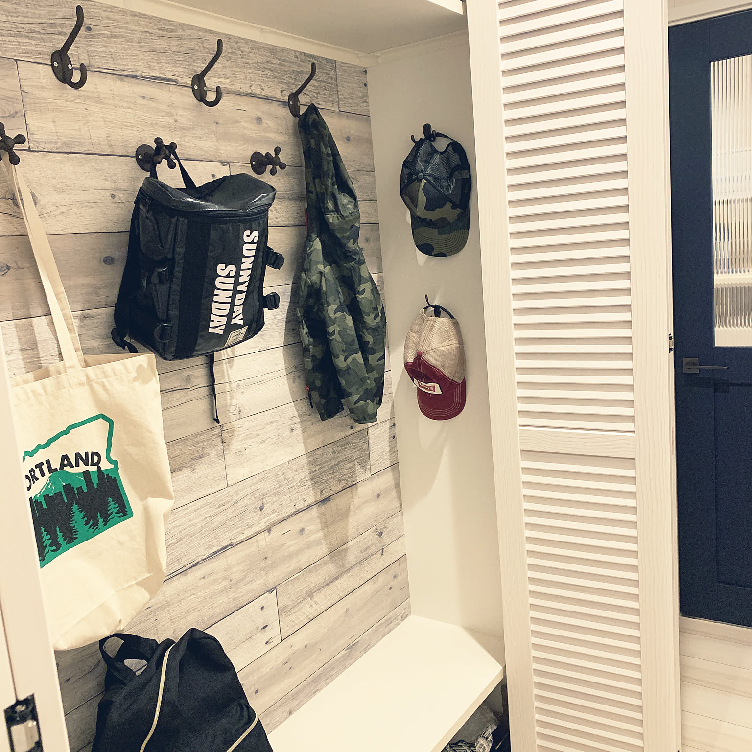 定位置を決めて快適に！毎日使うかばんの置き場所アイデアRoomClip mag暮らしとインテリアのwebマガジン