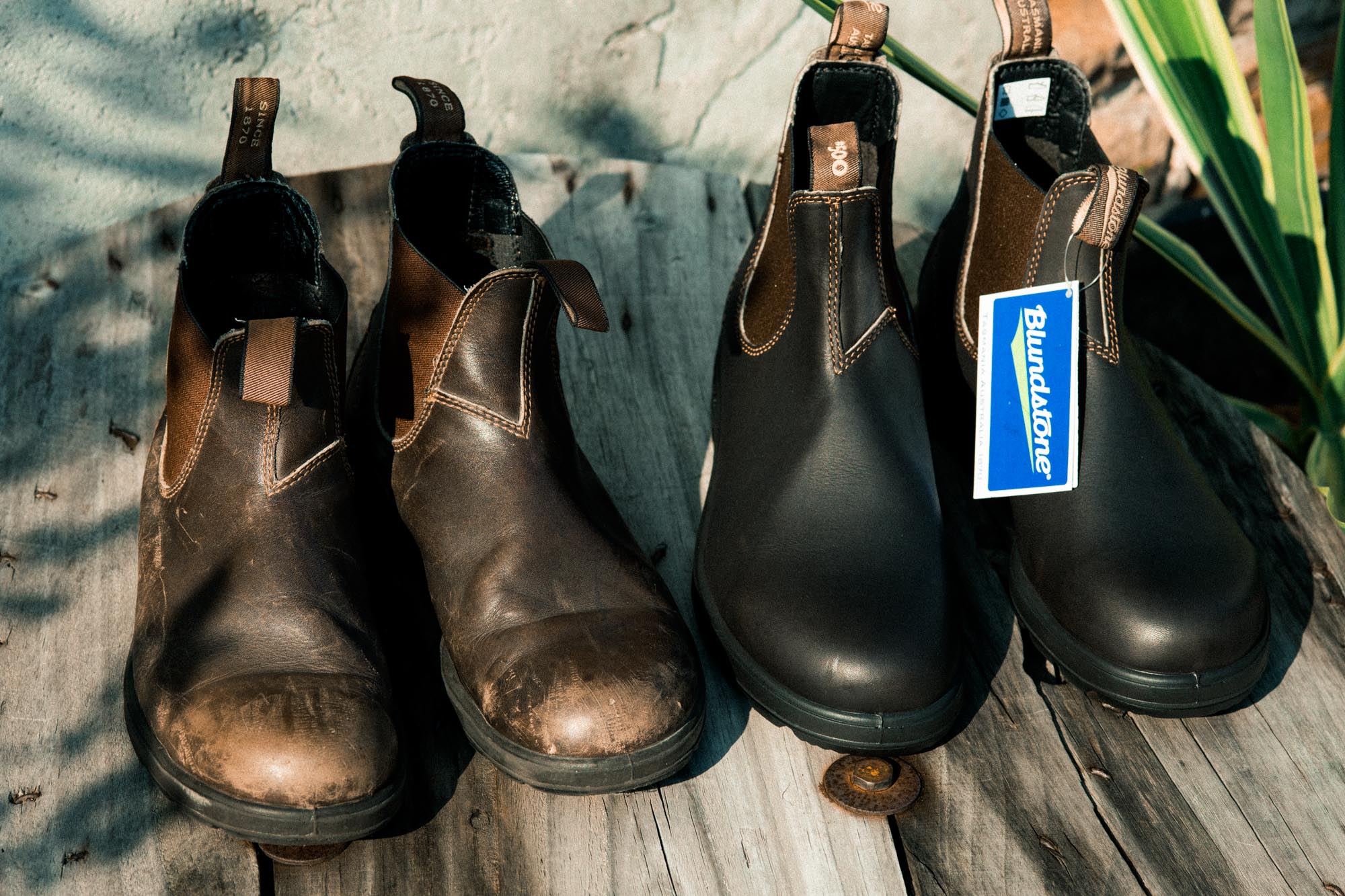 BLUNDSTONE ブランドストーン のサイドゴアブーツの経年変化。ㅤㅤㅤㅤㅤㅤㅤㅤㅤㅤㅤㅤㅤ右が新品。左が約1年履いた私物。ㅤㅤㅤㅤㅤㅤㅤㅤㅤㅤㅤㅤㅤ ㅤㅤㅤㅤㅤㅤㅤㅤㅤㅤㅤㅤㅤ 程よく履き皺が入り、適度な手入れで光沢感もでてきました。アウトソールもあまり